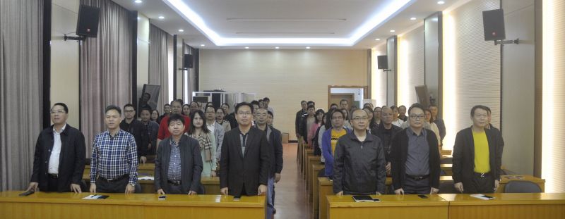 001在英武雄壮的国歌声中，整个党员职工起立致敬.jpg