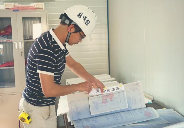 卷尺不离身，能下工地，也能仔细的整顿好每一份资料。谢微旋 摄.jpg