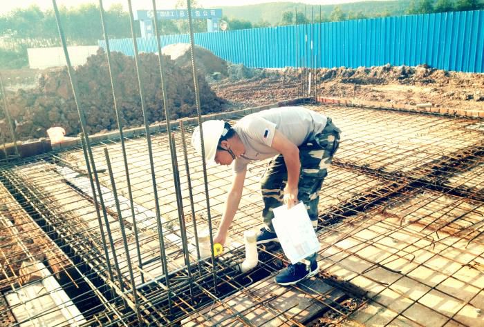 12月的深冬，蔡仁辉身着短袖在现场当真发展基础及底板查抄。刘子俊 摄.jpg