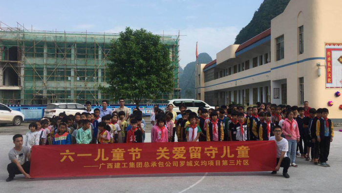 3与八联幼学的学生们合影留想。马国敏 摄700.png