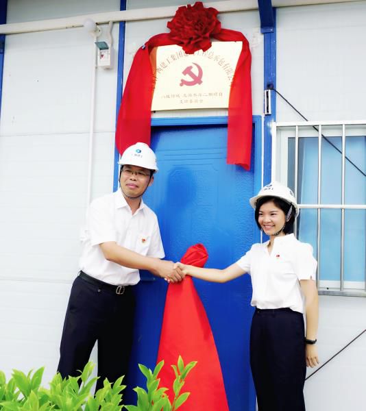 4.1陈祖训为项目党支部成立揭牌。谢微旋 摄700.JPG