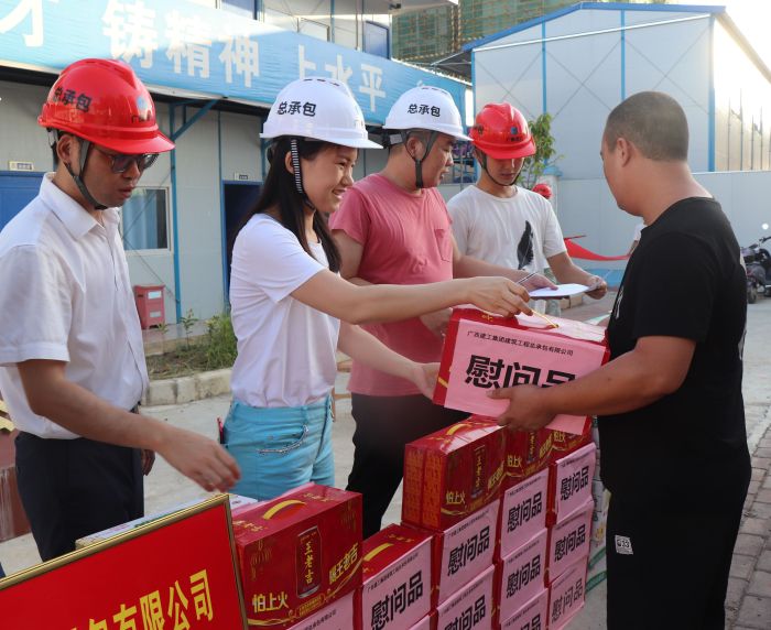 发放慰问品。 杨俊峰 摄.jpg