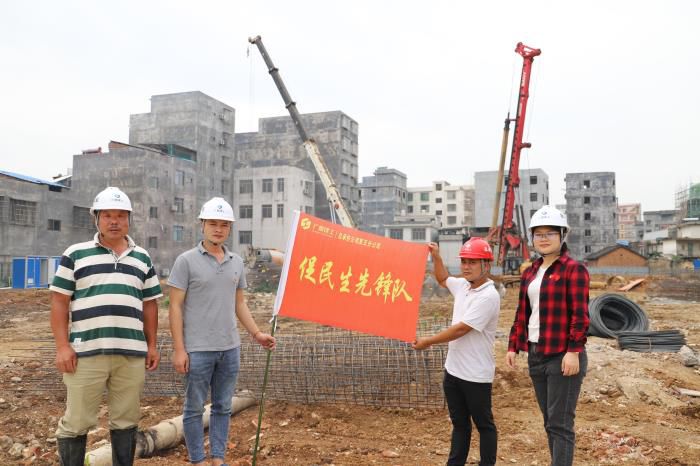 5.1授旗现场。侯健杰 摄 (2)700.JPG