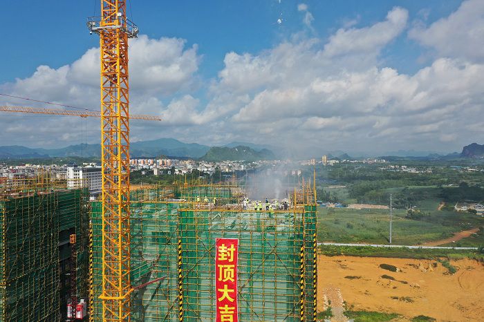 封顶照片。卢瑞阳 摄.JPG