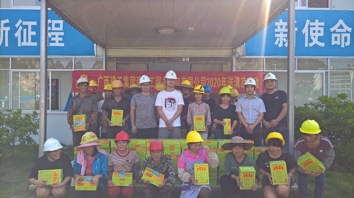 西宁高中项目部慰问现场。 刘华山 摄.jpg
