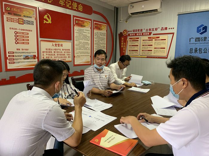 查抄组查抄资料。 刘萌萌 摄.jpg