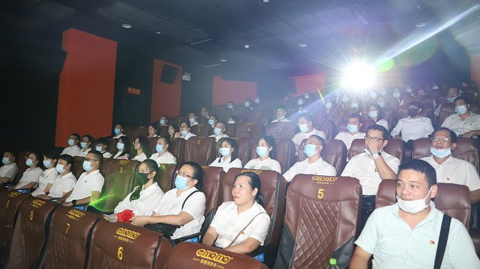 5号厅观影人员合影。邓灿滨 摄.JPG