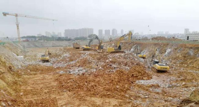 1图书馆土方开挖现场。莫光富 摄.jpg