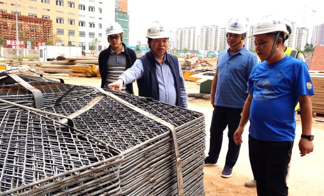 公司党委副书记、纪委书记、工会主席岑廷义深刻现场查看。谢微旋 摄.jpg