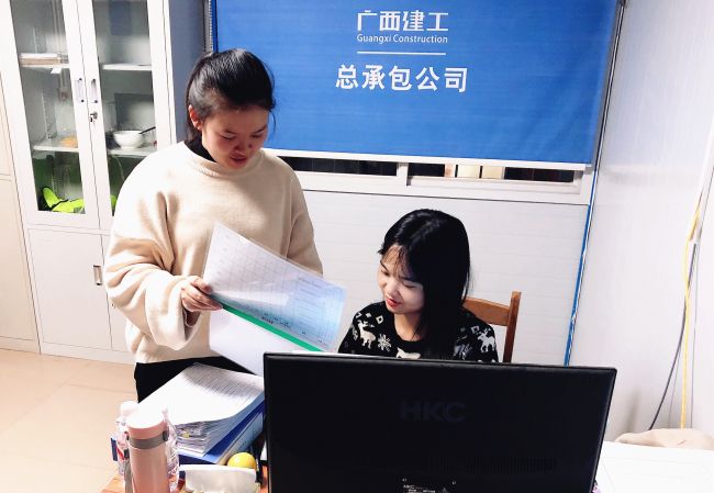 内业工作组加班加点力杏装当日事当日毕”；瓶『 摄.jpg
