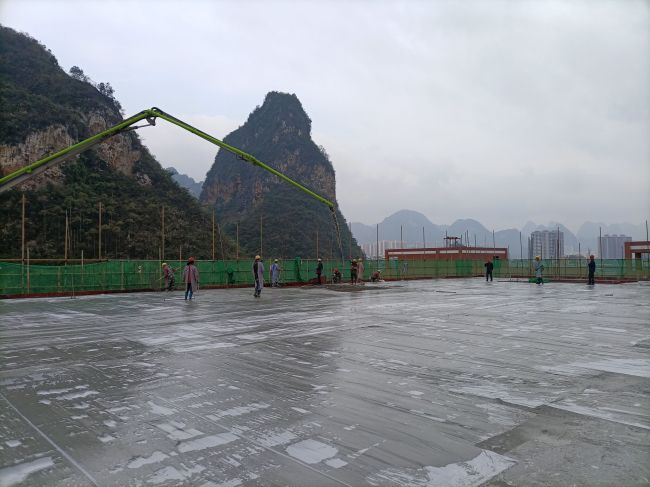 风雨操场食堂屋面层混凝土浇筑现场。陈志健 摄.jpg