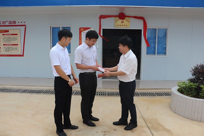赠送红色书籍。张钊林 摄（建图）.jpg