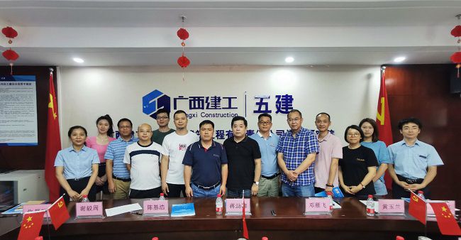 双方合影留想。五建设计钻研院供图（建图）.jpg