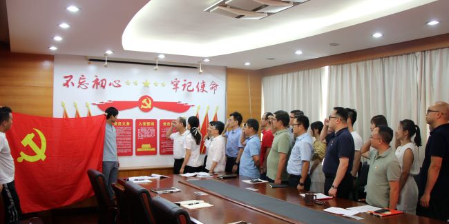 重温入党誓词。王平顶山  摄.jpg