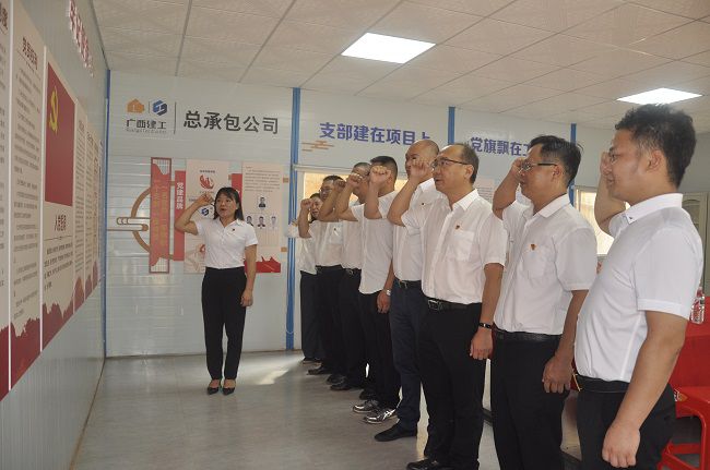 重温入党誓词。王瑾贞 摄（建图）.jpg