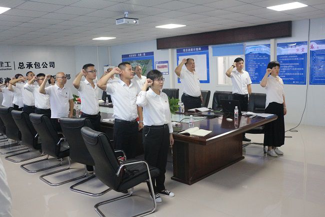 重温入党誓词。张钊林 摄（建图）.jpg