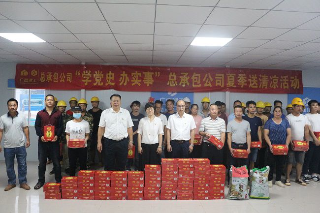 “送清冷”活动合影。张钊林 摄（建图）.jpg