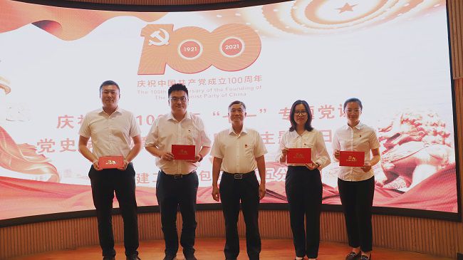 赠送政治生日贺卡合影。卢勤 摄（建图）.jpg