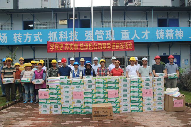 送清冷现场。吴茜 摄（建图）.jpg