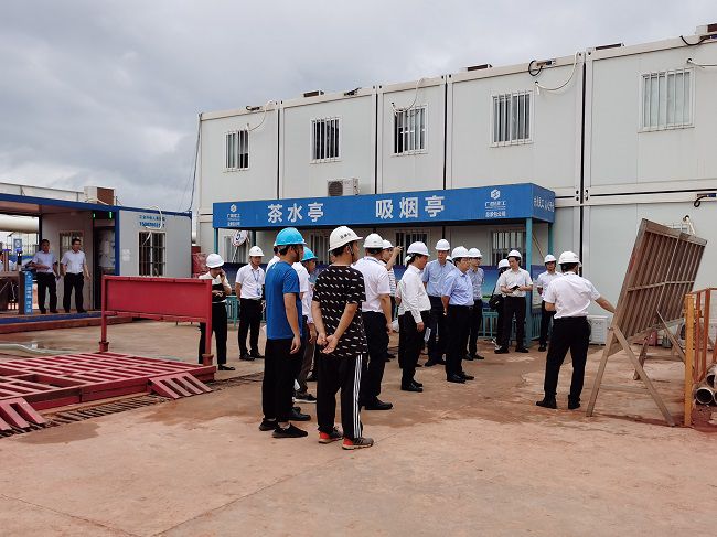 孙大光在听取项目情况汇报。祁建强 摄（建图）.jpg