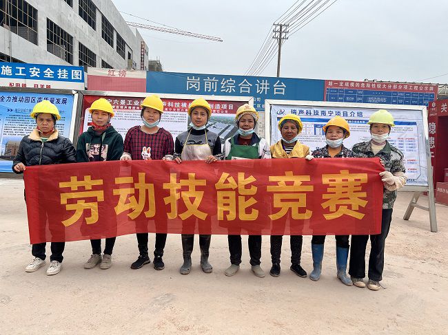 内脚手架班组合影。廖之锭 摄（建图）.jpg