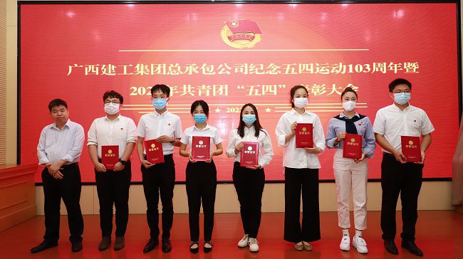 赞美优良团干。 李立云 摄（建图）.jpg