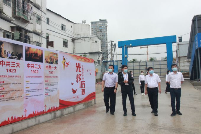 参观“红色长廊”。邓灿滨 摄（建图）.jpg