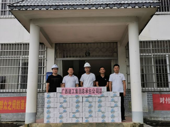 捐赠抗灾物资。谭山泉 摄（建图）.jpg