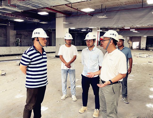 （建图）深刻现场查看。容芝雅 摄.jpg