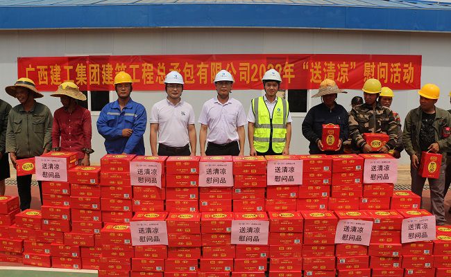 与农名工代表合影留想。张钊林 摄（建图）.jpg