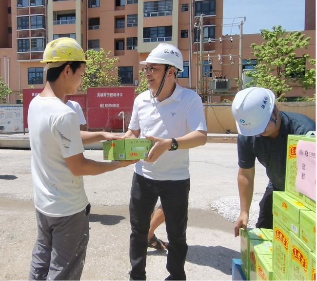 发放慰问品。潘文君 摄（建图）.jpg