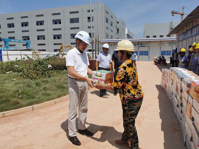 发放慰问品。王瑾贞 摄（建图）.jpg