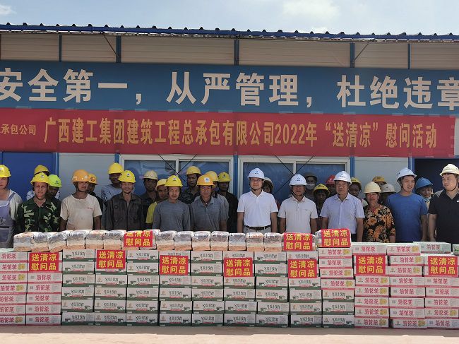 慰问活动合影。王瑾贞 摄（建图）.jpg