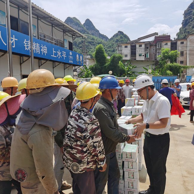 发放慰问品。陈享 摄（建图）.jpg