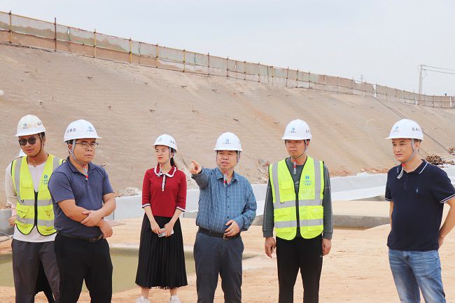 岑廷义深刻现场视察施工过程。周煜川 摄（建图）.jpg