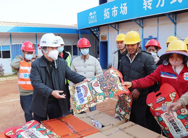 发放慰问品。周煜川 摄（建图）.jpg