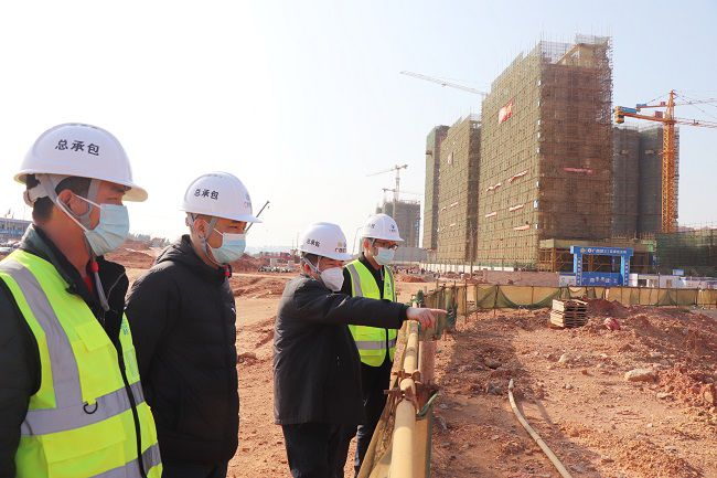 岑廷义在施工现场部署下一阶段要务。周煜川 摄（图）(2).jpg
