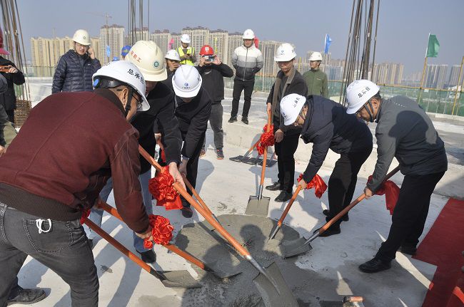 陆烜（右一）与现场嘉宾共同为项目封顶浇筑混凝土。王瑾贞 摄（建图）.jpg