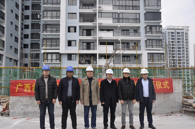 参与封顶典礼的有关辅导合影。王瑾贞 摄（建图）.jpg