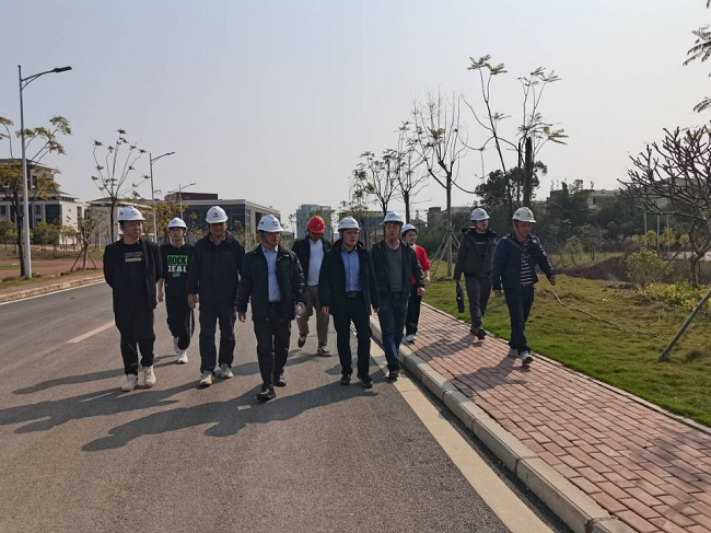 曾劲松查看项目现场。邓高越 摄（建图）.png