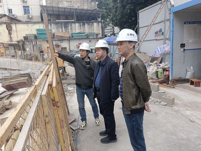 2岑廷义深刻现场进行走访。覃必英 摄（建图）.jpg