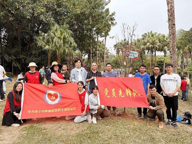 与主办方合影留想。周煜川 摄（建图）1.jpg