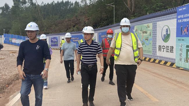 邓少新深刻施工现场查抄领导。陆勤摄（建图）.jpg