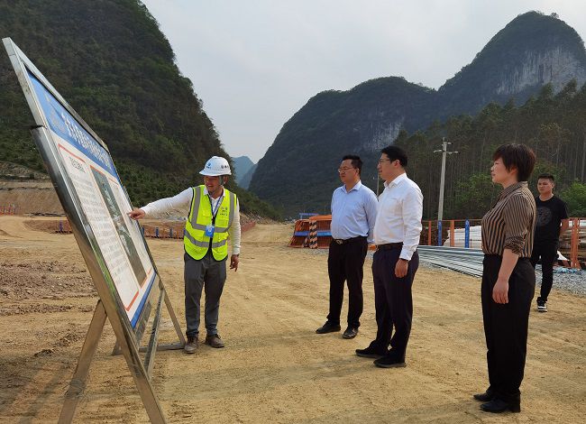 听取工作汇报。江家兵 摄（建图）.jpg