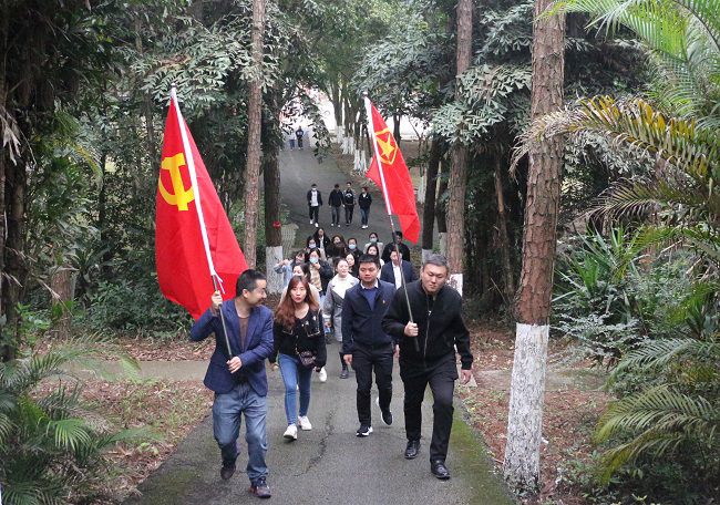 徒步走。张钊林 摄（建图）.jpg