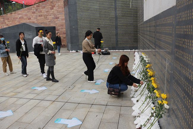 献花。张钊林  摄（建图）.jpg