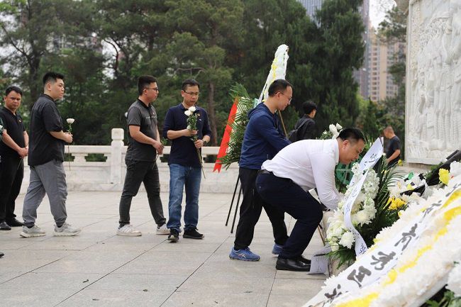 敬献白菊。林成斌 摄（建图）.jpg