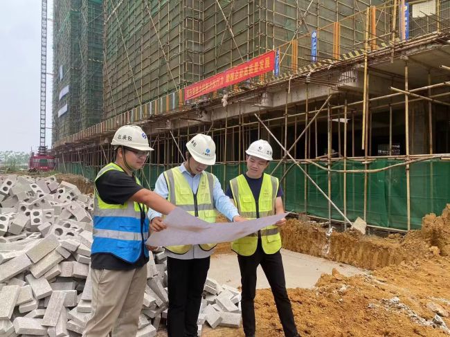 现场施工领导。马幼云 摄（建图）.jpg