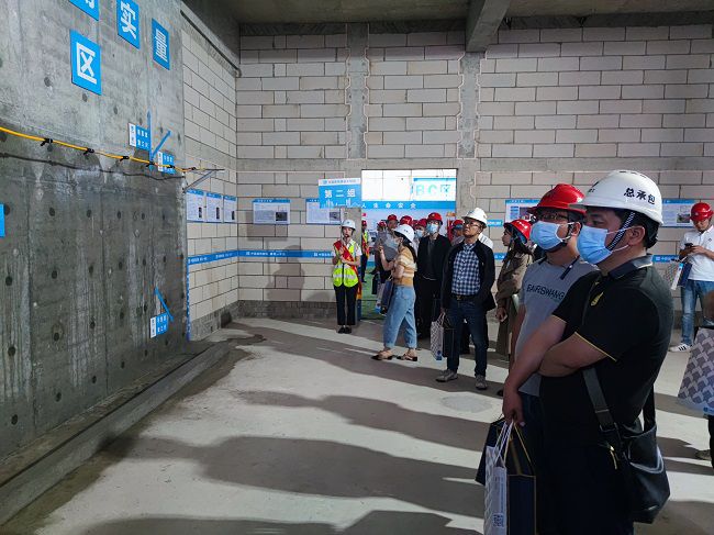 公司员工观摩。覃桂整 摄（建图）.jpg