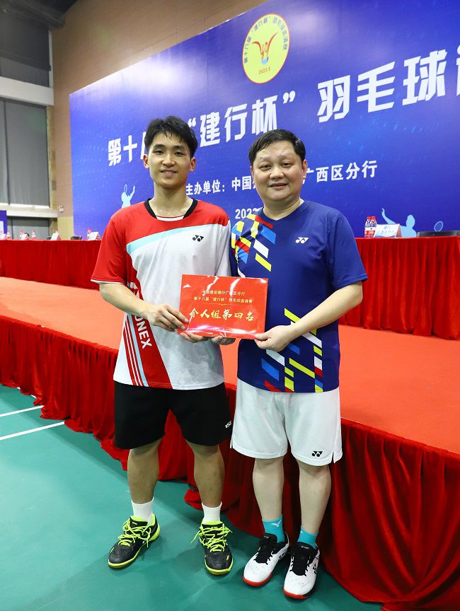 1684727131651888.jpg 黄鑫与集团公司副总经理赖榆合影留想0.jpg
